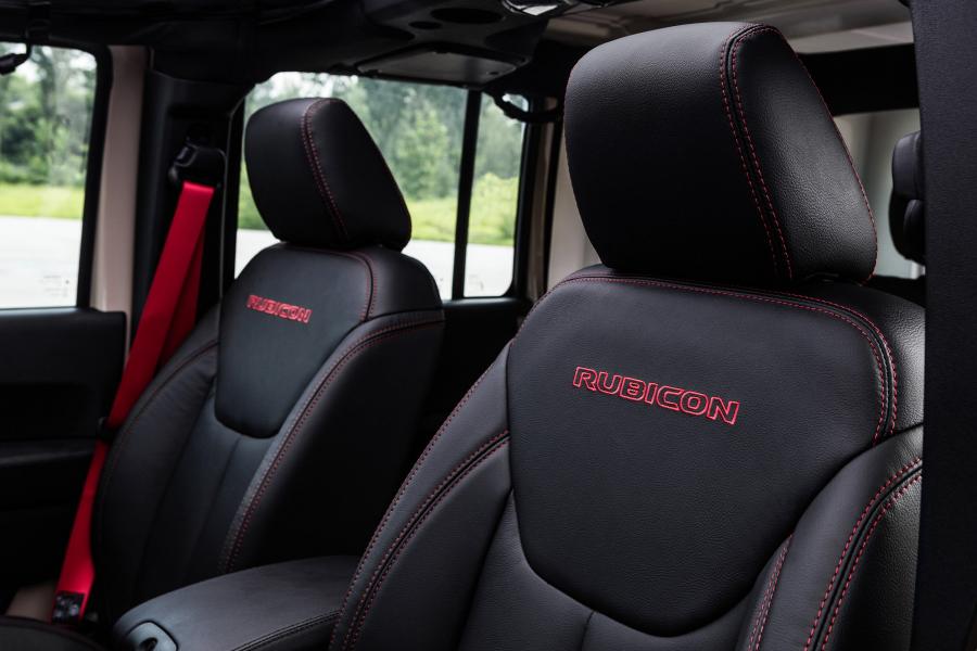 Детали интерьера Jeep Wrangler Unlimited Rubicon Recon (JK) 2017 года  (CN) (фото 7 из 8)